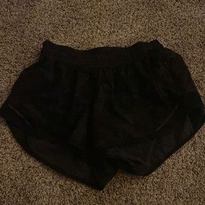 Black camo lulu 2.5 hotty hot shorts